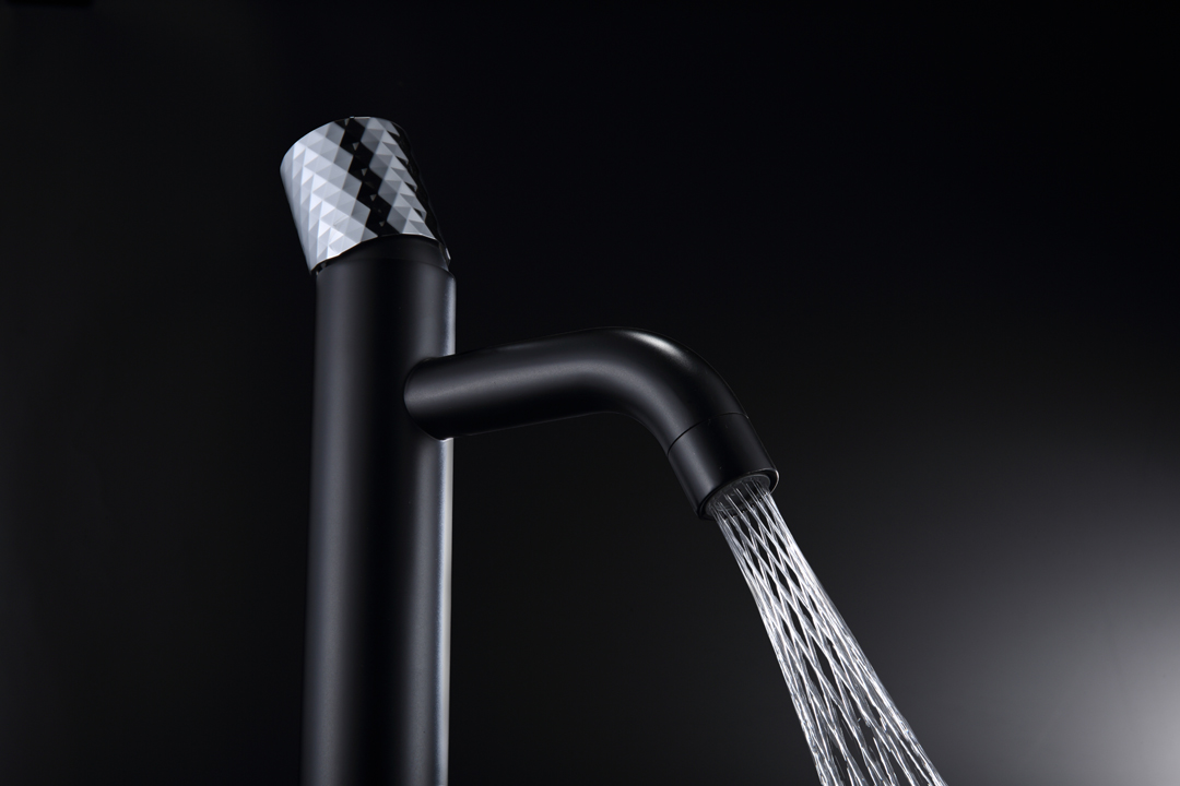 Смеситель Boheme Stick 122-BCR для раковины, black diamond chrome