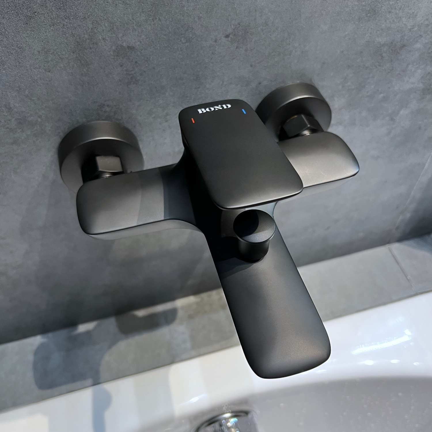 Смеситель для ванны с душем Bond Cube B03-3188 черный матовый